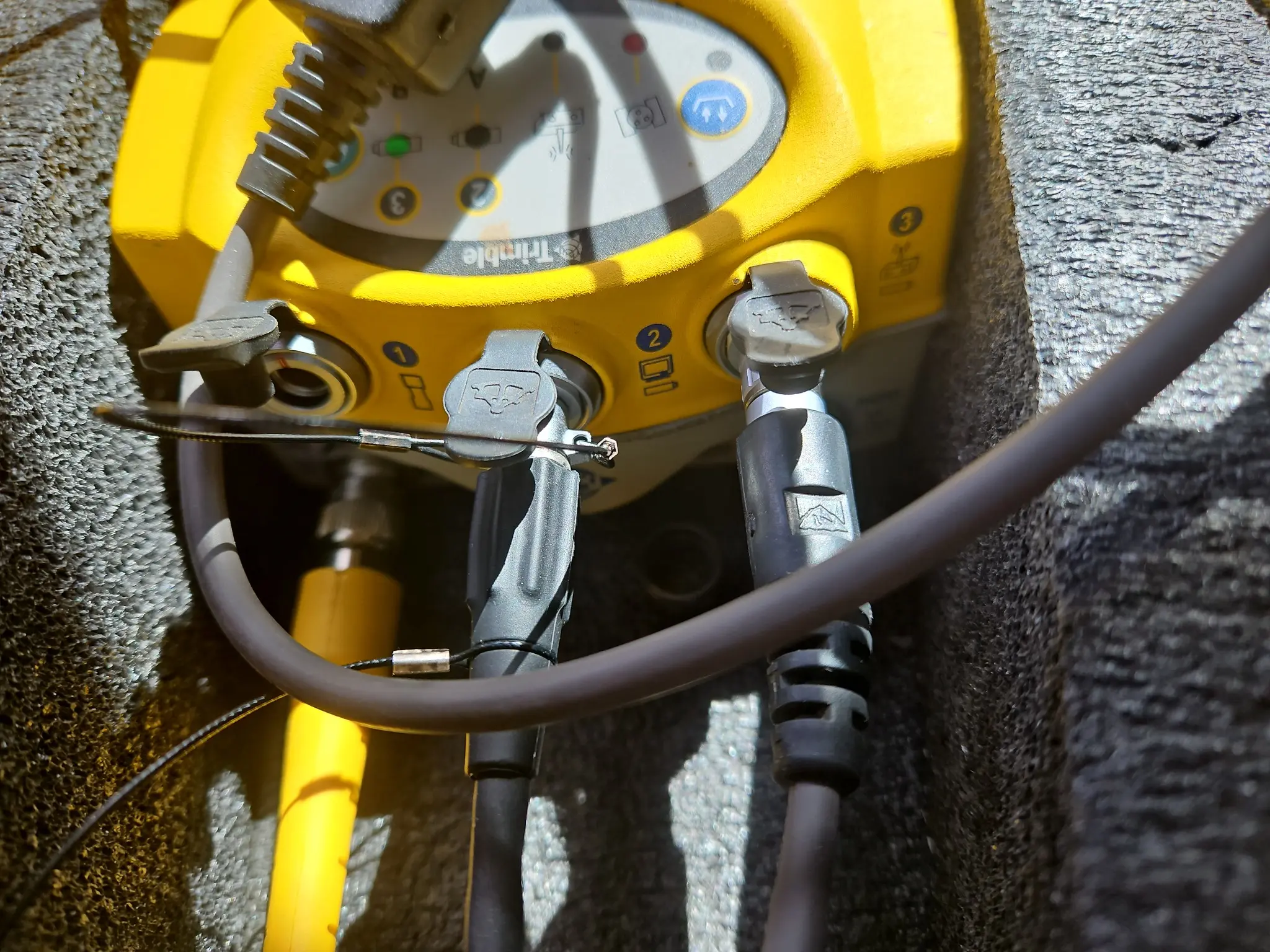Dettaglio delle connessioni di una strumentazione GPS